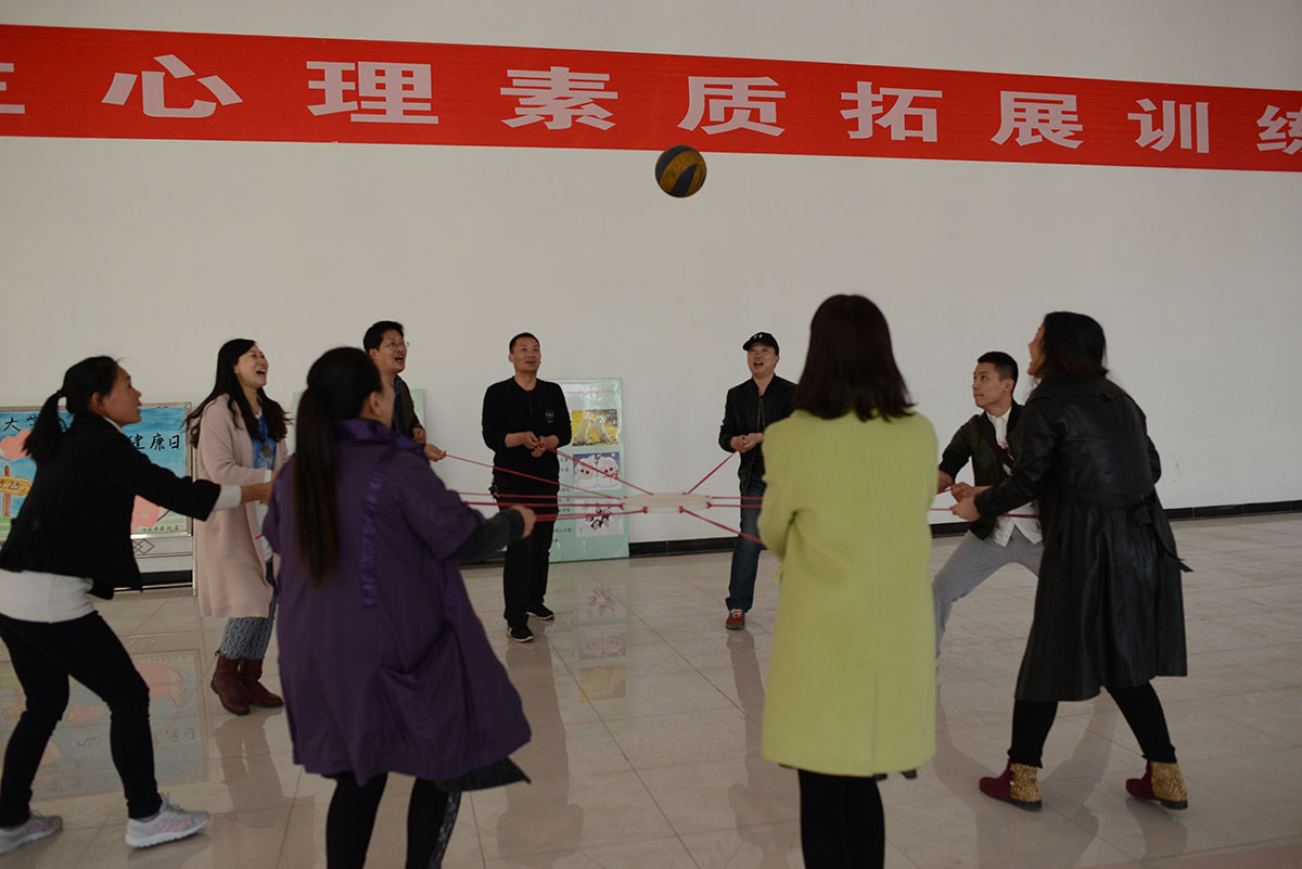 DG娱乐城(中国)唯一官方网站教师正在参加同心击鼓游戏