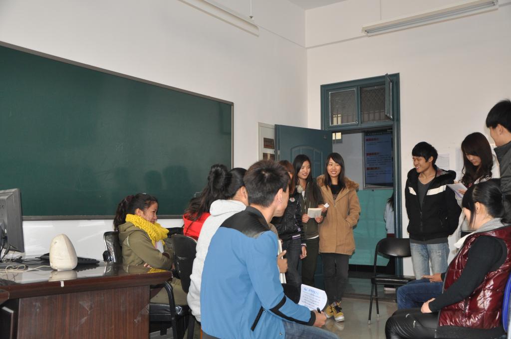 团学干部讨论学习十八大精神