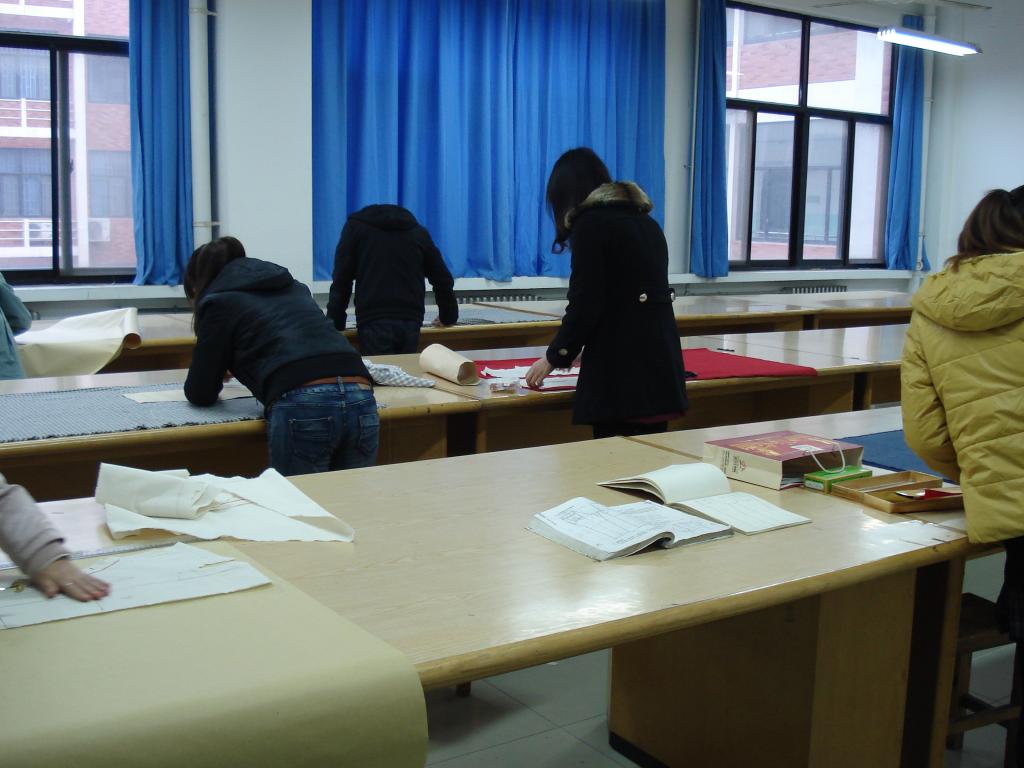学生在服装工艺实训室实践