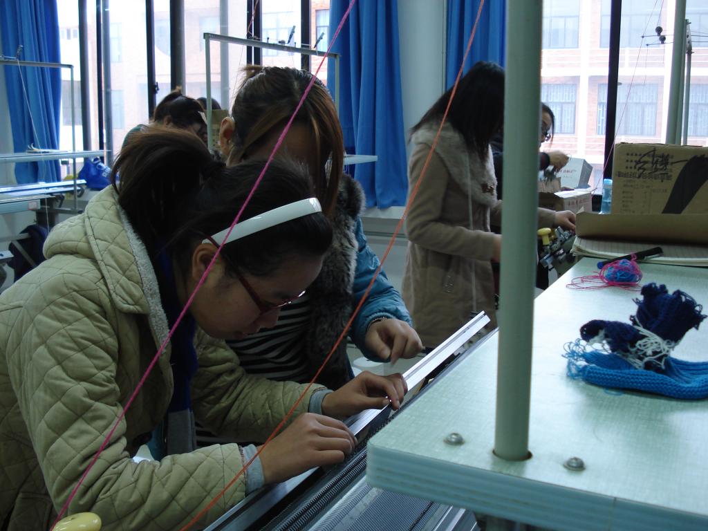 学生在实践操作中相互交流