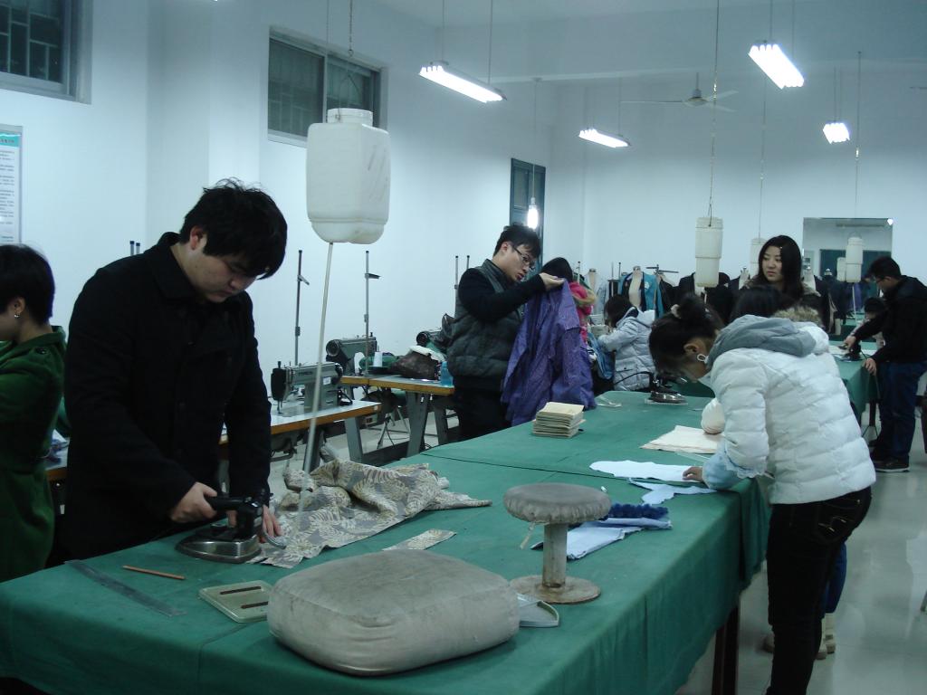 学生在服装工艺实训室实践