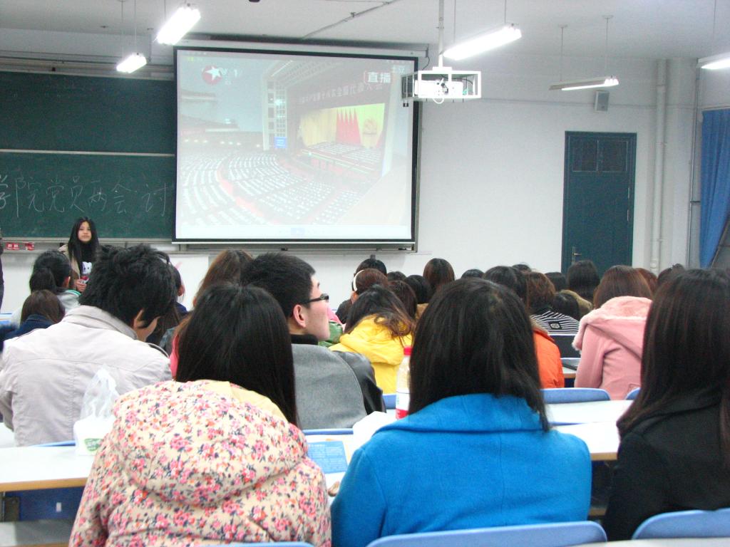 同学们集体观看“两会”视频