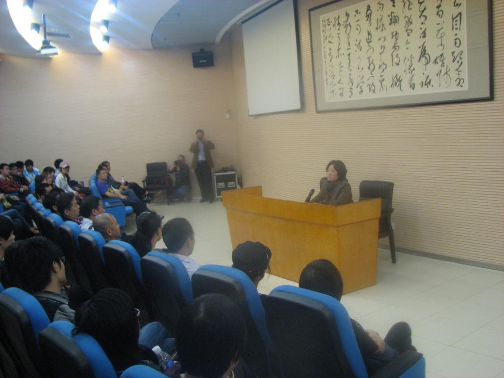 DG娱乐城(中国)唯一官方网站学生认真听报告会