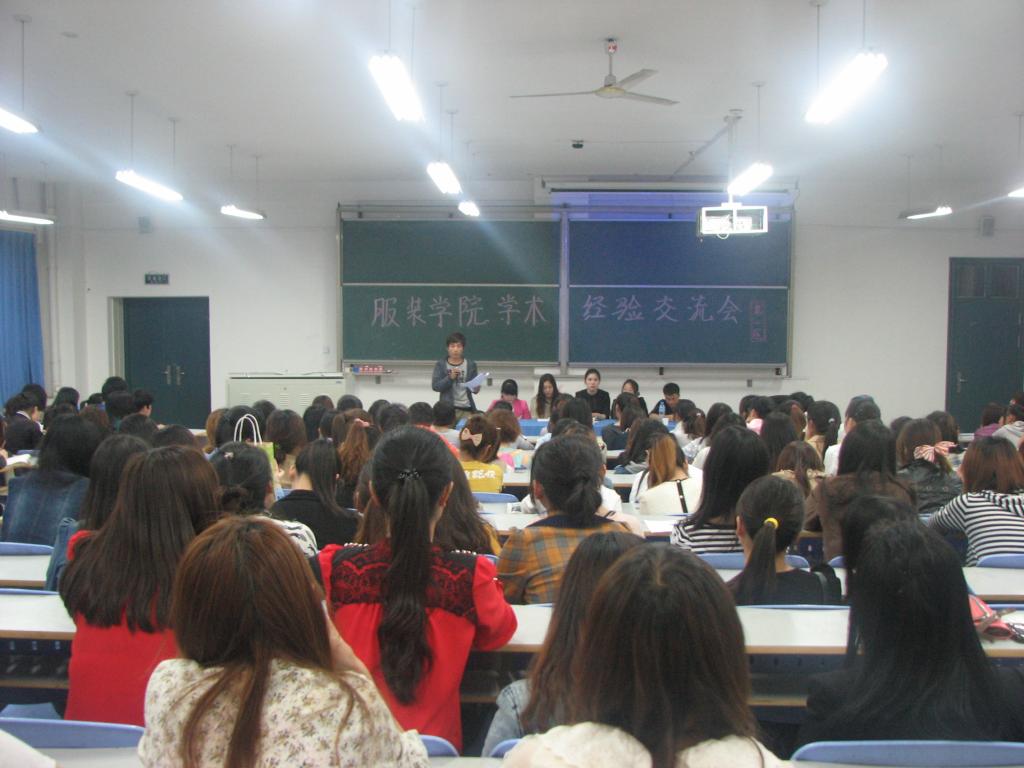 DG娱乐城(中国)唯一官方网站学生进行就业询问