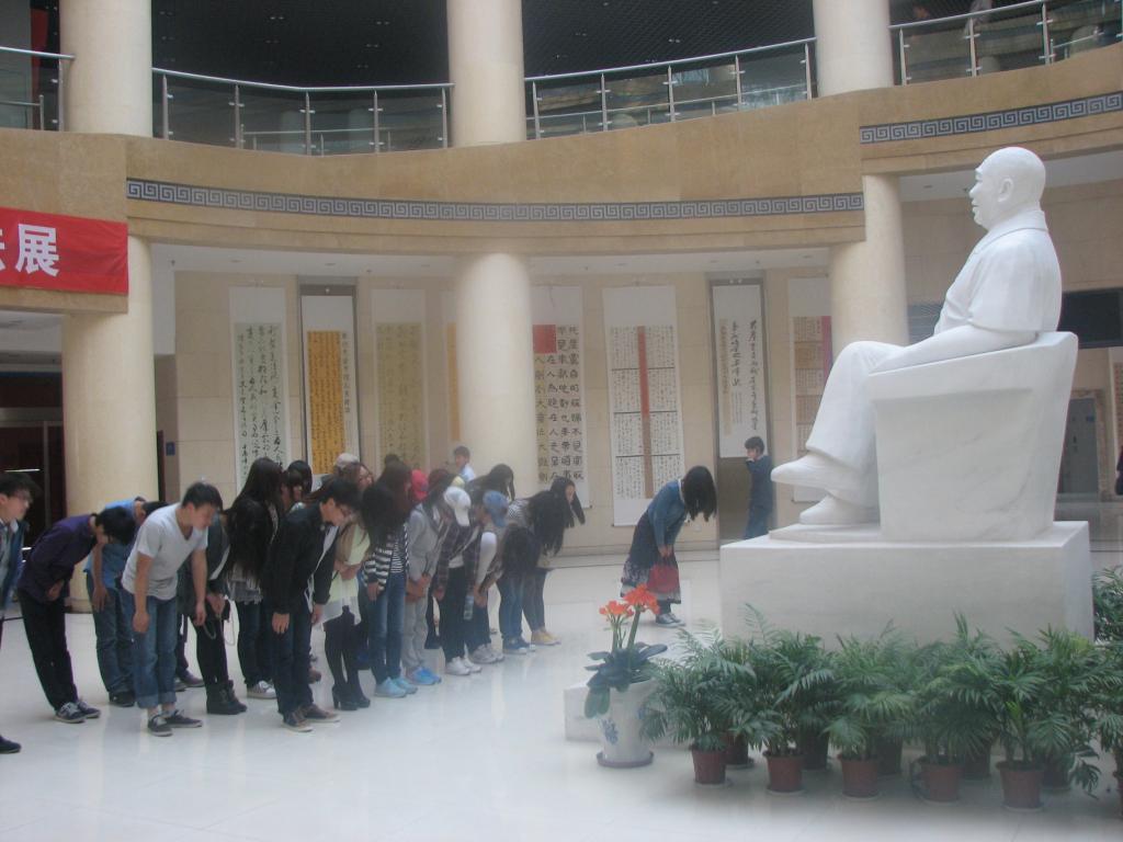 DG娱乐城(中国)唯一官方网站学生向史来雕像贺鞠躬致意