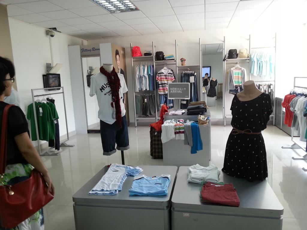 我校教师参观惠州DG娱乐城
FRID真维斯服装模拟店